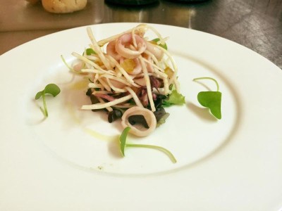 Locanda-Orelli-insalatina%20di%20calamaretti%20sedano%20vinegrette%20e%20scorza%20di%20pomelo