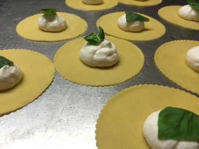 Locanda-Orelli-raviolo%20ripieno%20di%20burrata%20basilico%20e%20acciughe%20del%20Cantabrico