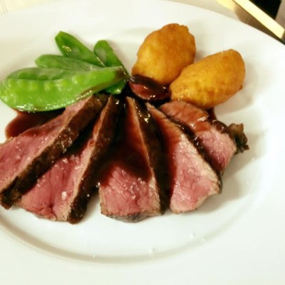 Locanda-Orelli-tagliata%20di%20chianina%20cotta%20a%20bassa%20temperatura%20ristretto%20al%20Barolo%20Pio%20Cesare