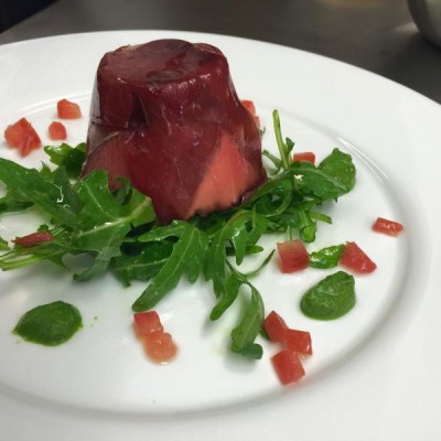 Locanda-Orelli-timballo%20di%20carne%20secca%20con%20b%C3%BCscion%20di%20capra%20e%20pesto%20di%20rucola